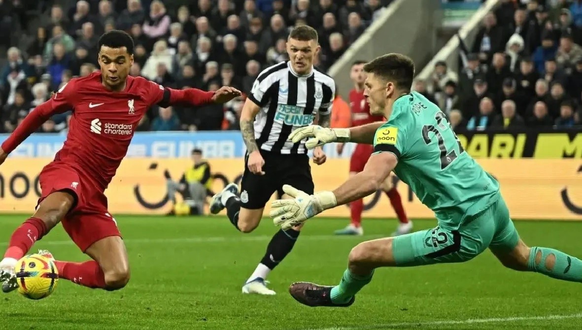 Liverpool en la cima tras ganar a Newcastle en emotivo partido