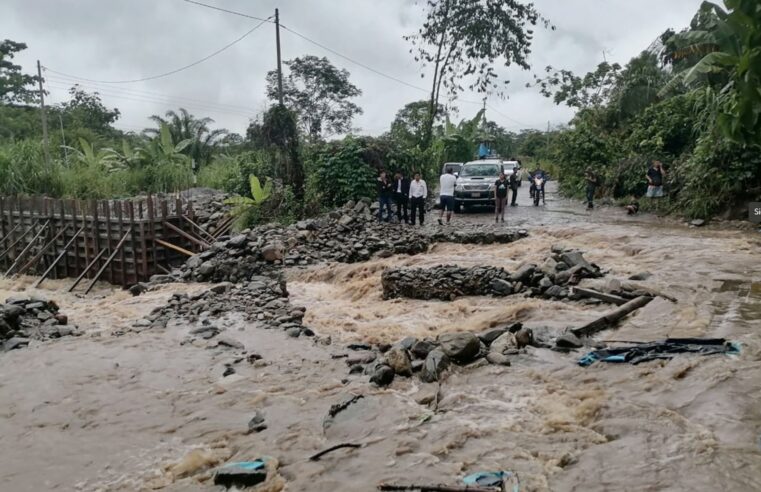 Más de 100 familias quedaron aisladas tras inundarse carretera