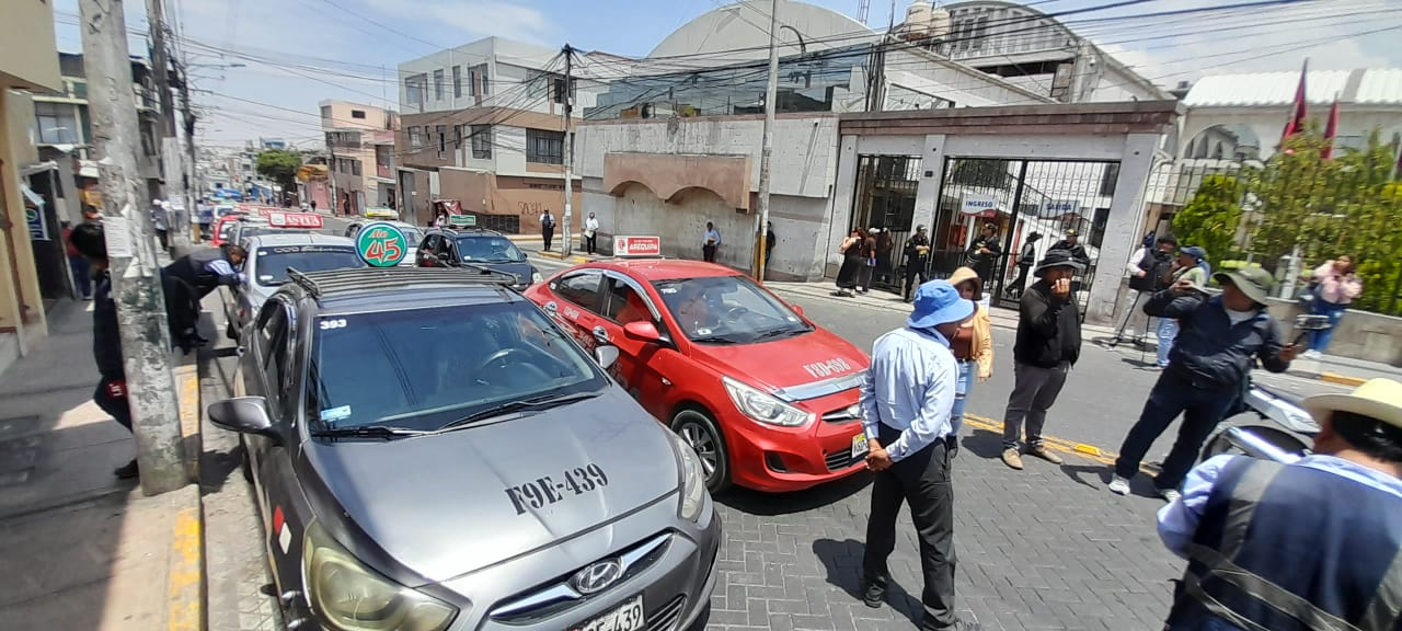 Marcha rodante de taxistas no tuvo acogida ayer