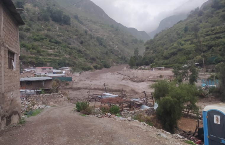 Huaico enterró 20 viviendas y dejó incomunicado a Choco