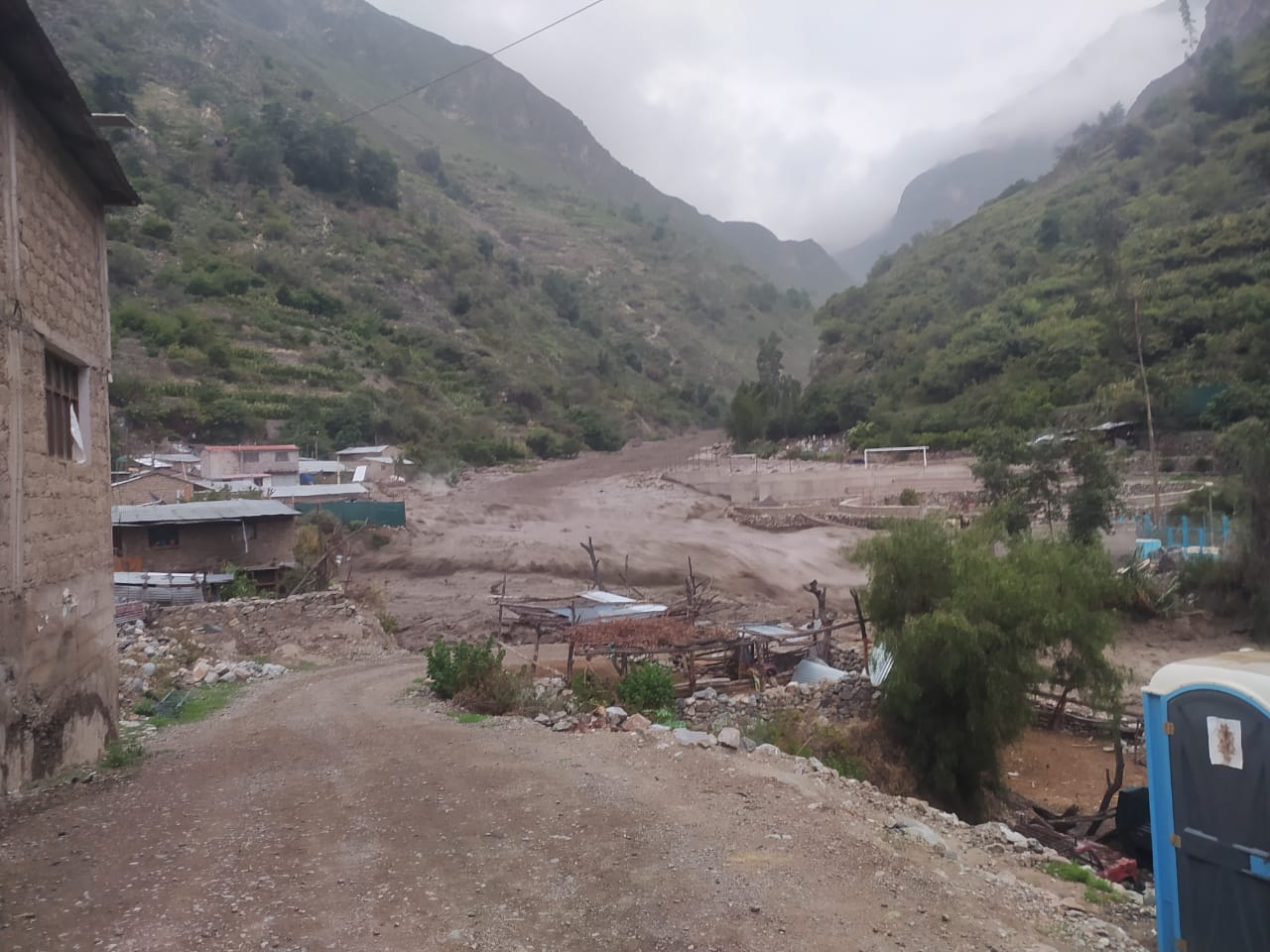 Huaico enterró 20 viviendas y dejó incomunicado a Choco