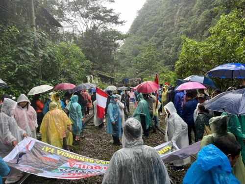 Manifestantes bloquean vía férrea en el acceso a Machu Picchu