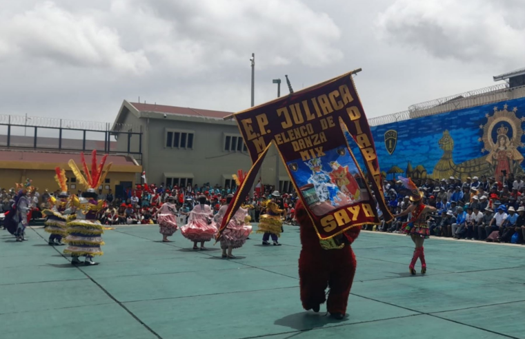 Internos de penales confeccionan trajes para la Candelaria