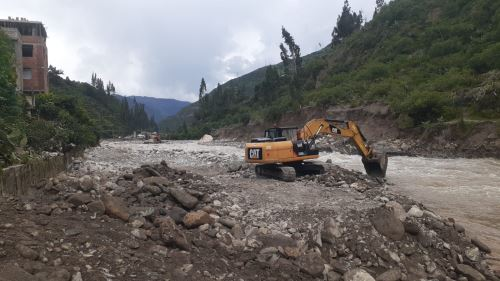 Con maquinaria atienden emergencia en Chalhuanca