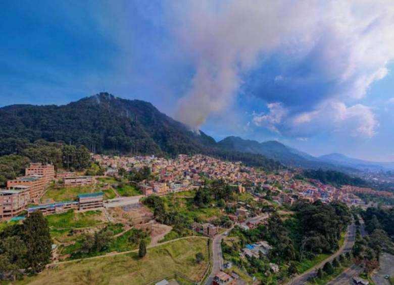 Unos 40 parques naturales cierran en Bogotá por incendios