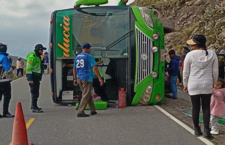 Bus con 45 pasajeros se vuelca en carretera a Chivay