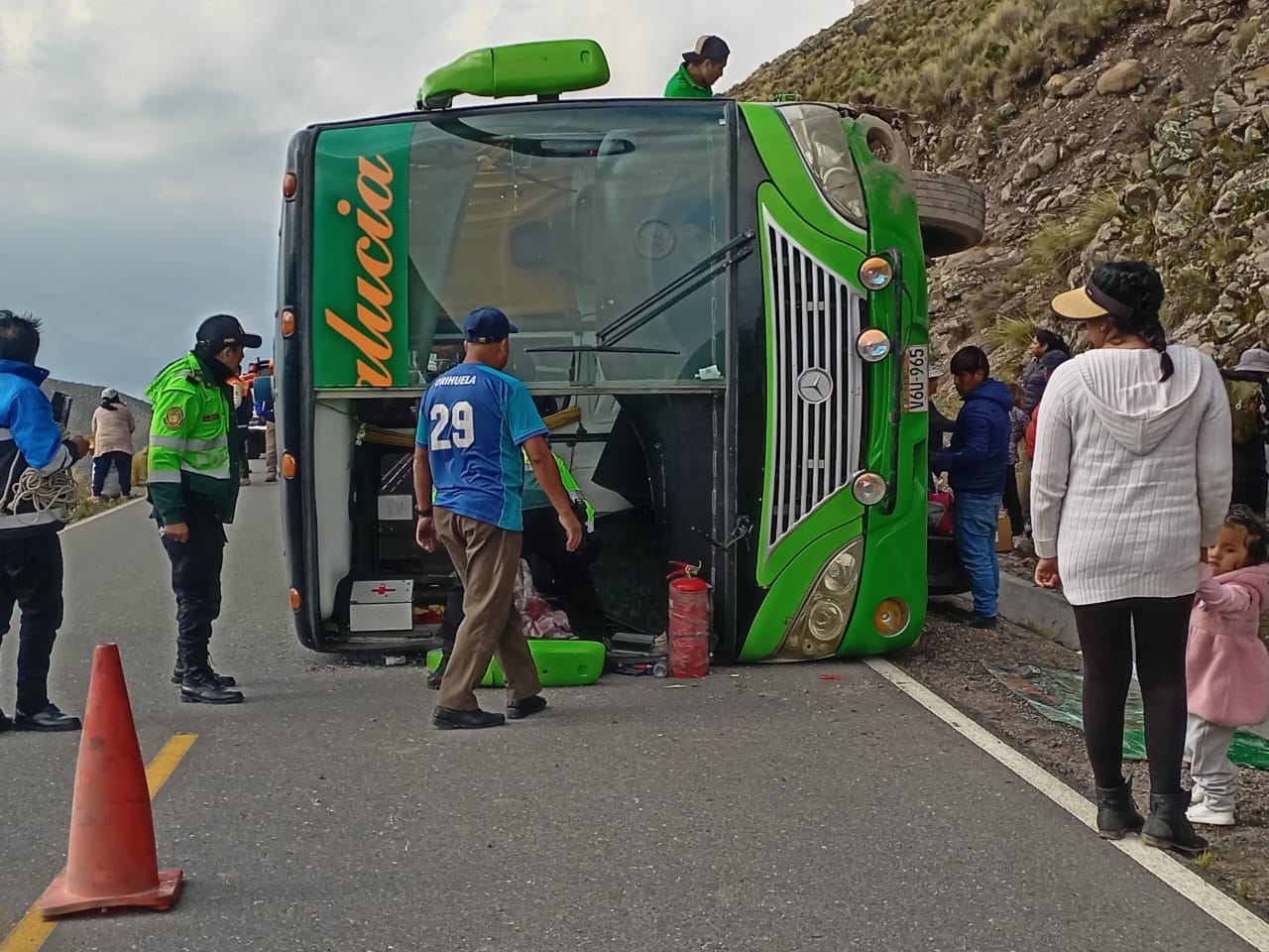 Bus con 45 pasajeros se vuelca en carretera a Chivay