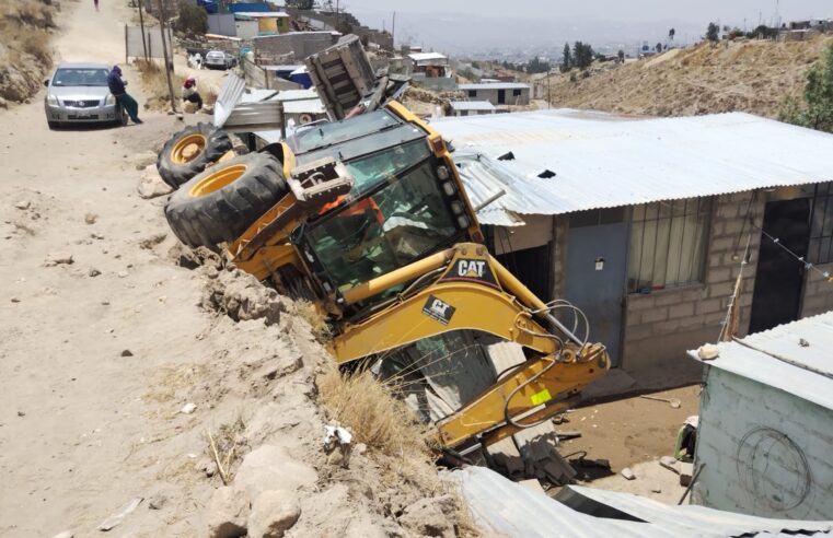 Retroexcavadora cae sobre una vivienda en Cayma