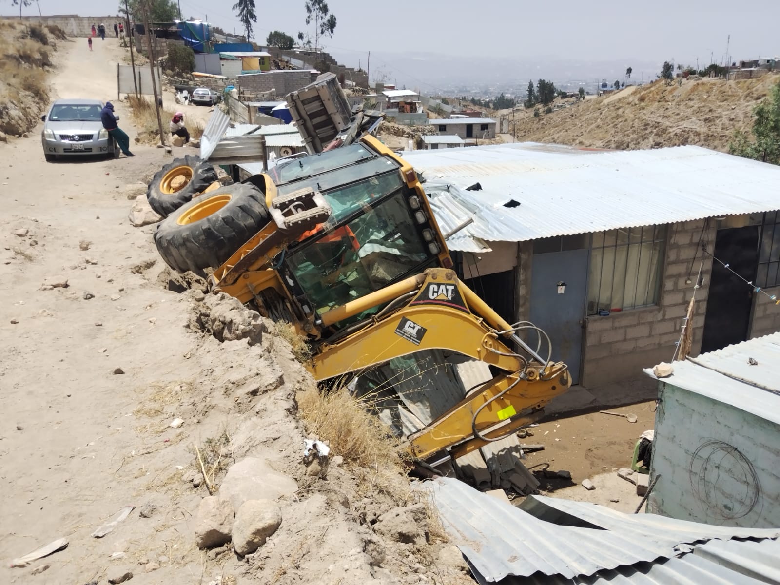 Retroexcavadora cae sobre una vivienda en Cayma