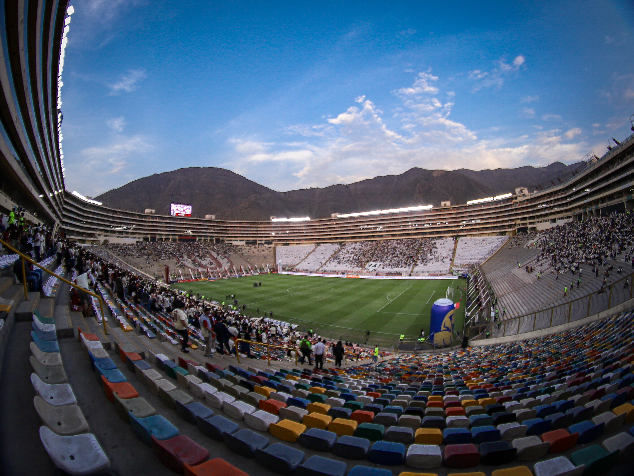 «U» y Alianza jugarán sus partidos sin barristas en la tribuna