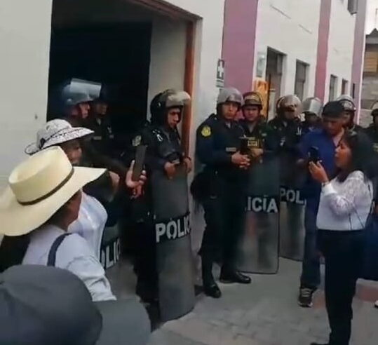 Decenas de ciudadanos protestan contra autoridades de Arequipa 