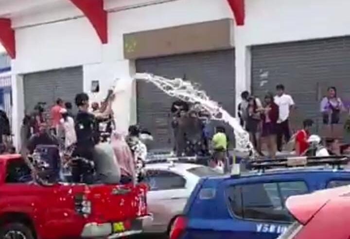 Arequipa sin agua y cientos jugando carnaval