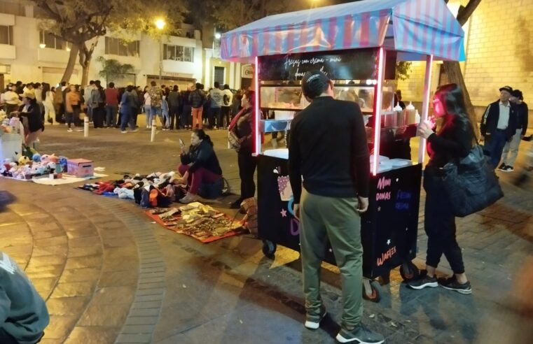 Ambulantes acaparan la plaza 15 de Agosto