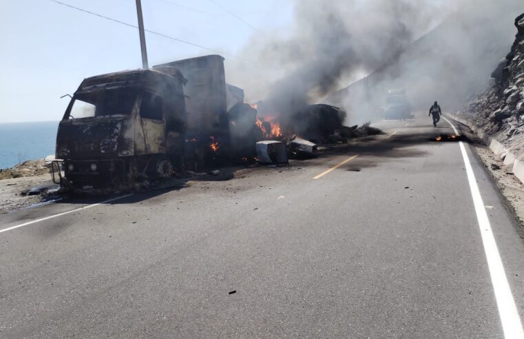 Camión se incendia y conductor huye