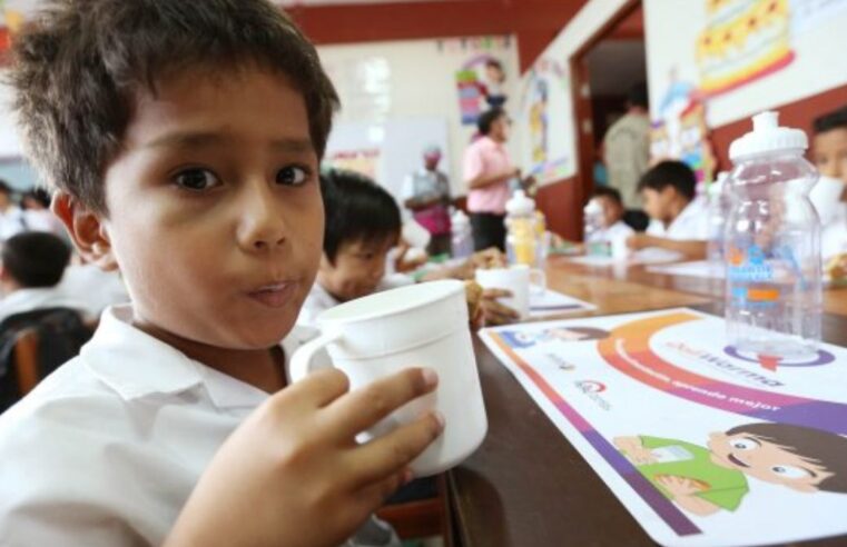 Niños tomaran agua con cereal por reducción del suministro de leche de Qali Warma