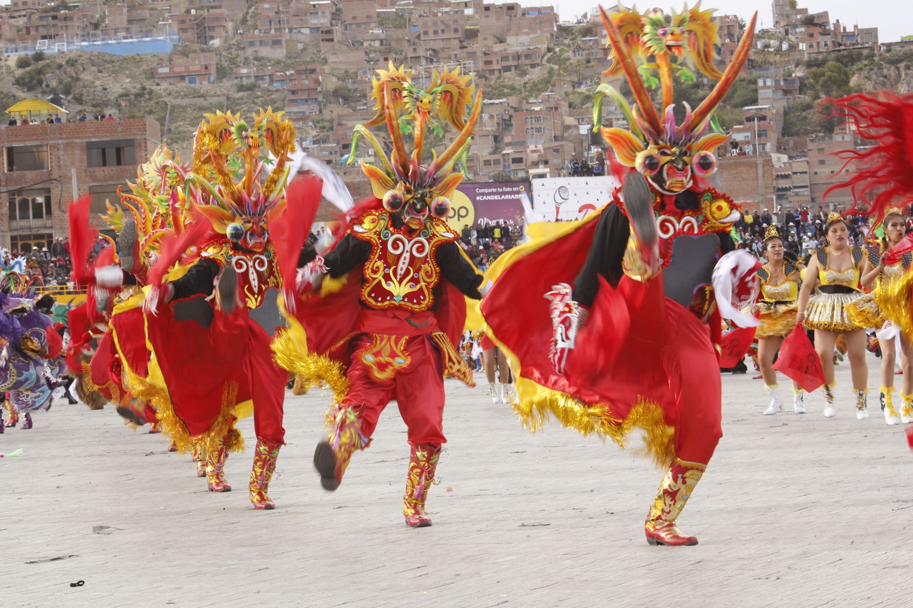 Más de 40 mil danzantes y 200 bandas festejan a la Virgen de la Candelaria