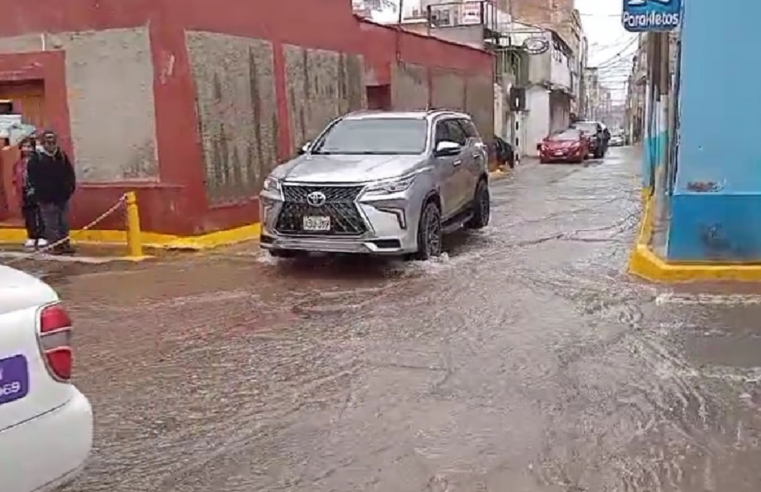 Lluvia intensa de más de hora y media generó aniegos en calles de la ciudad