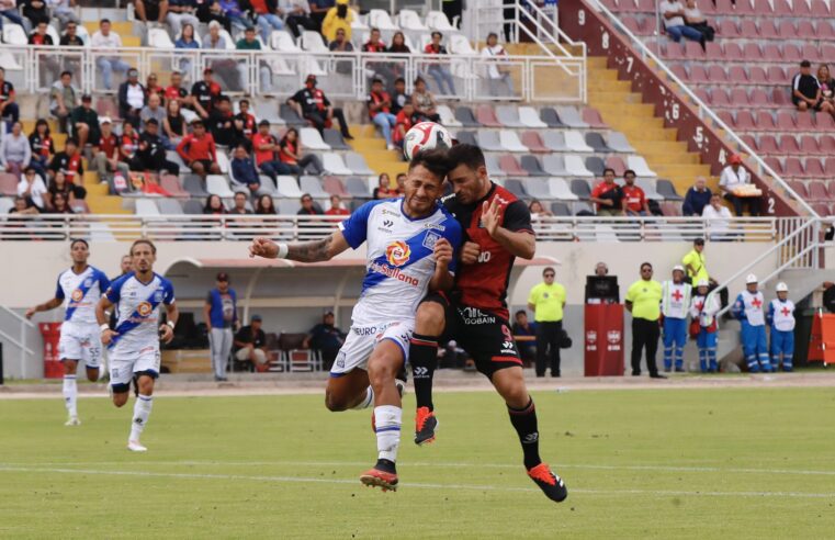 Bernardo Cuesta jugará ante Cienciano al borde de una sanción