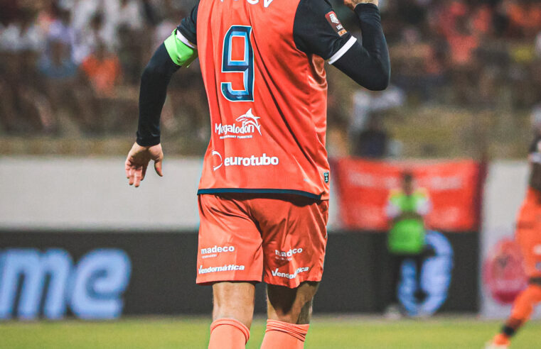 Paolo Guerrero llena el estadio para la U.C.Vallejo