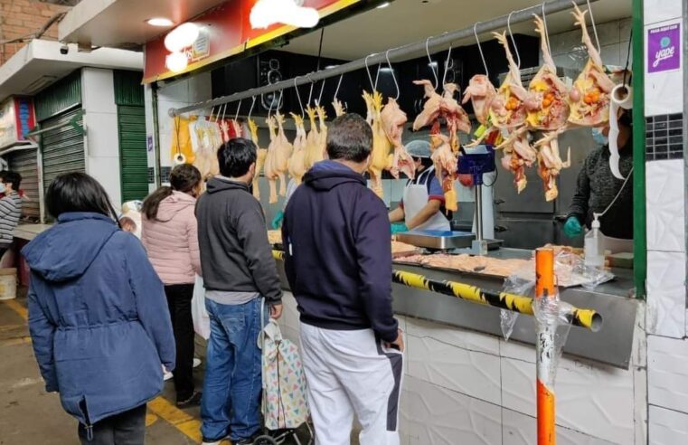 Pollo y huevo incrementan sus precios en los mercados 