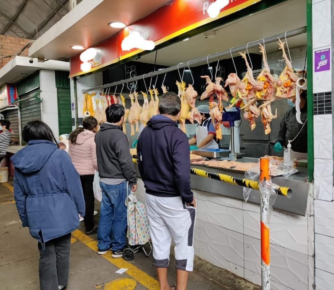 Pollo y huevo incrementan sus precios en los mercados 