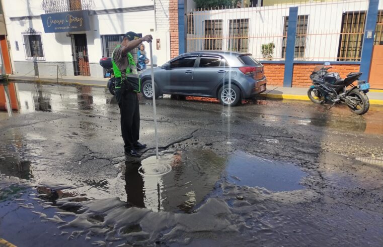 Rotura de tubería causa que vehículo caiga en agujero