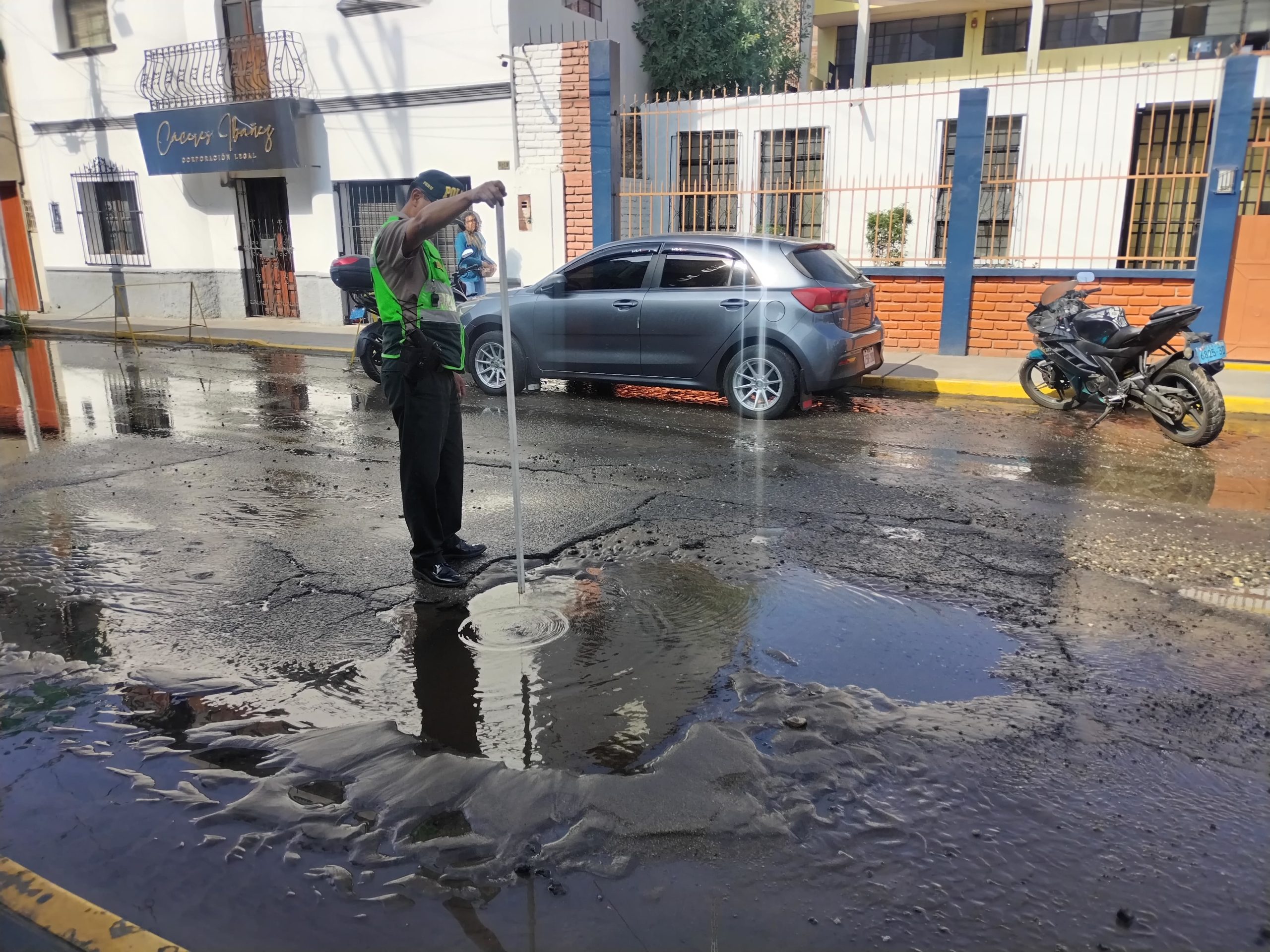 Rotura de tubería causa que vehículo caiga en agujero