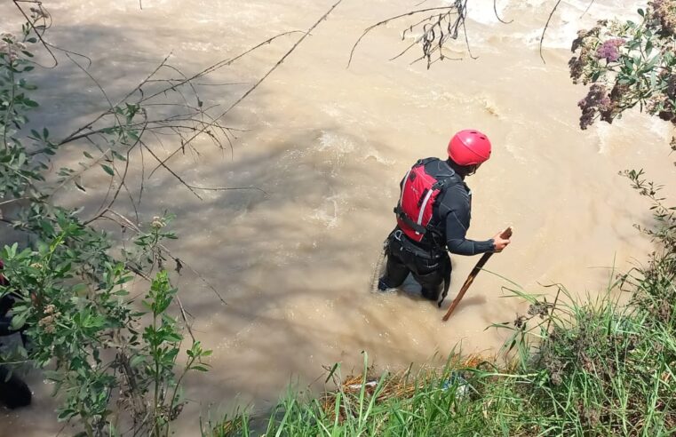 Policía aún busca a joven que cayó al río Chili