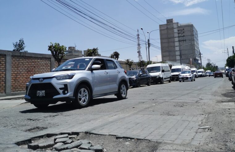 Minivans se apoderan de vías en Parque Industrial generando caos vehicular