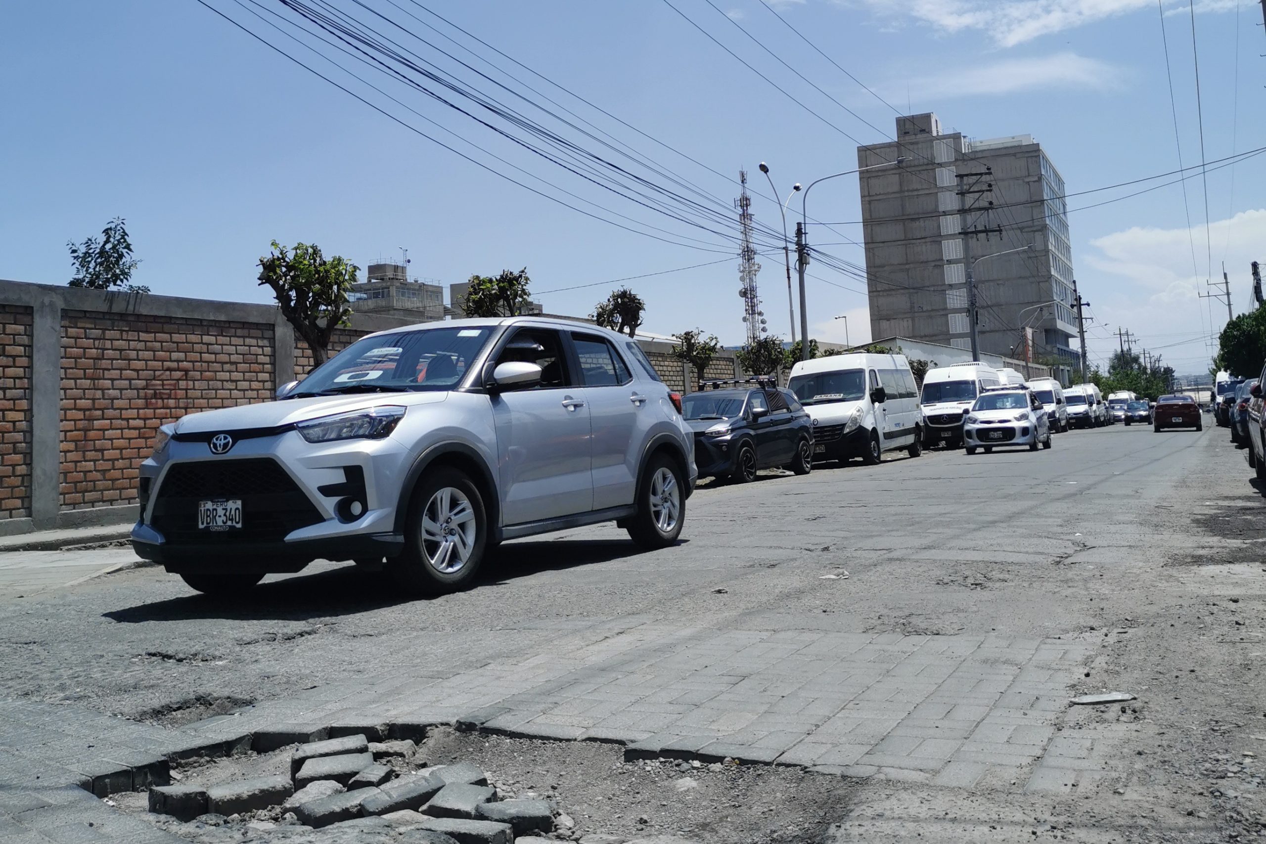 Minivans se apoderan de vías en Parque Industrial generando caos vehicular