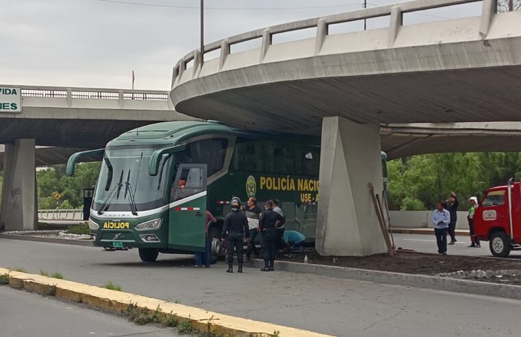 Bus de la Policía queda atascado en La Marina