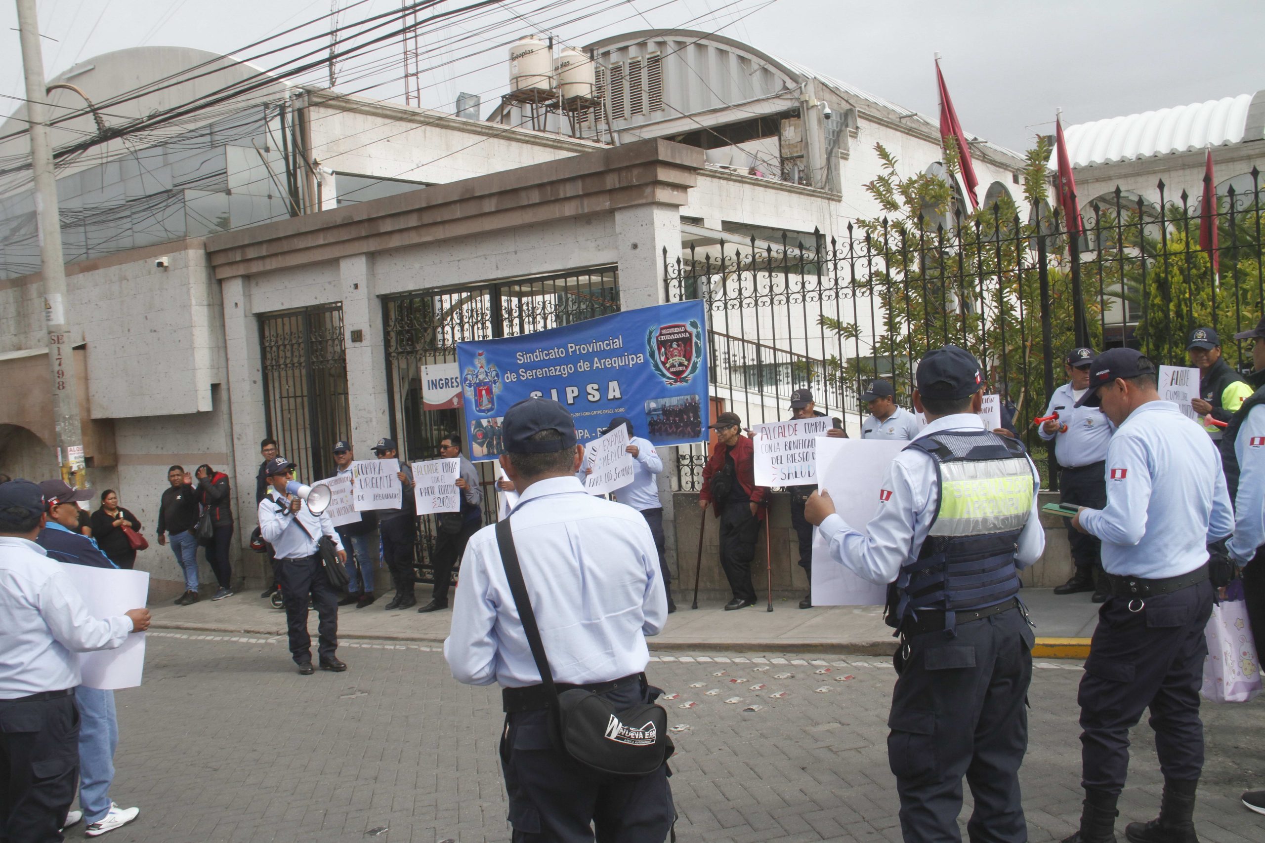 Serenos desatienden varios puntos de la ciudad por huelga indefinida