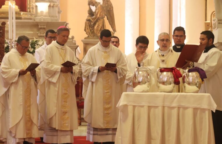 Renuevan promesas sacerdotales en Misa Crismal y escenifican vida de Cristo 