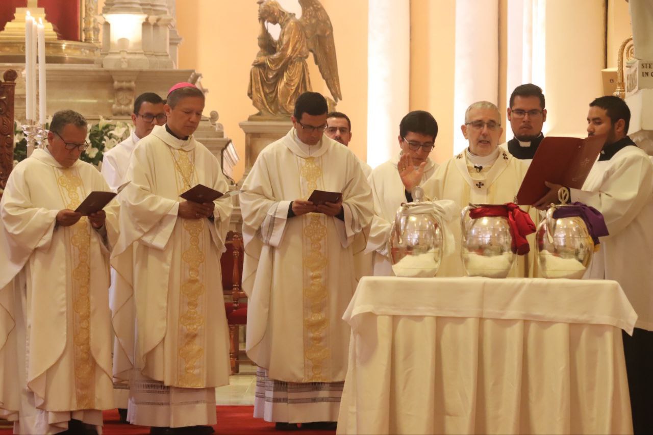 Renuevan promesas sacerdotales en Misa Crismal y escenifican vida de Cristo 