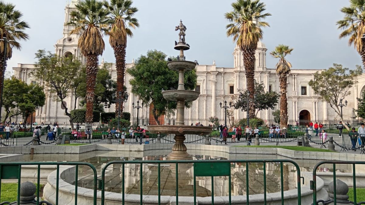 Evaluaran sí Plaza de armas y pileta del Tuturutú seguirán enrejadas