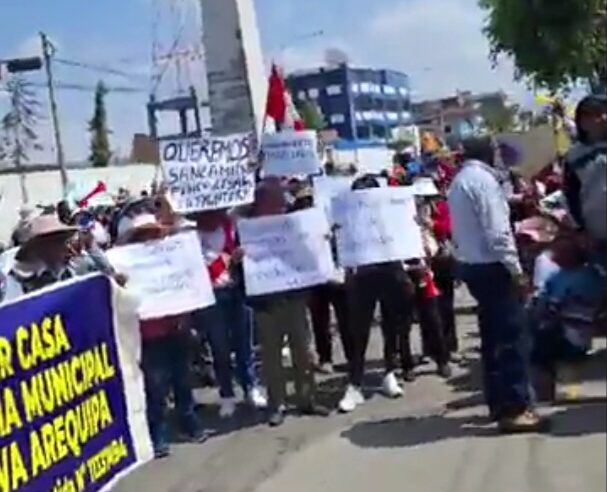 Pobladores de Mariano Melgar protestan exigiendo titulación de predios 