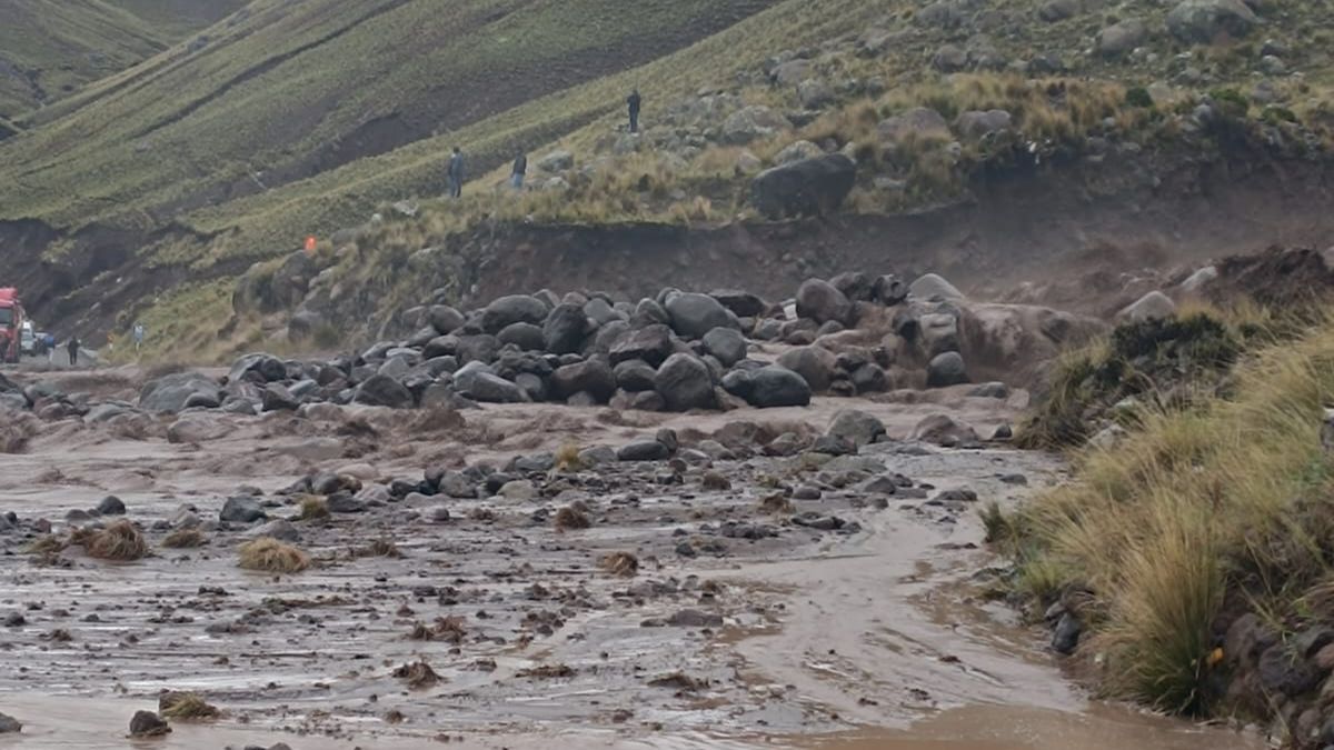 Colapso de represa de la laguna Titilla deja a más de 300 vehículos varados en vía Arequipa-Juliaca