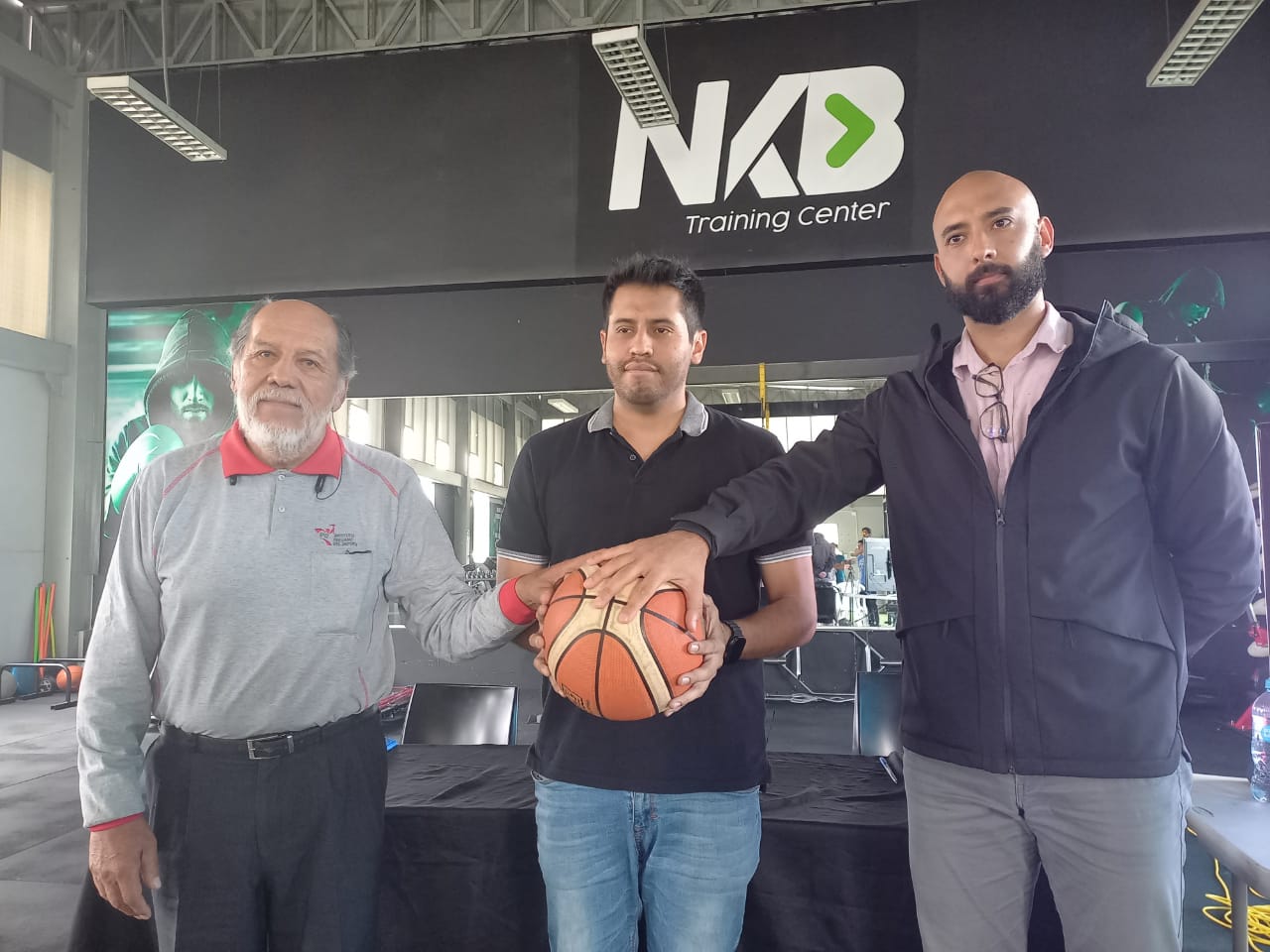 Buscan soluciones para que el básquet vuelta a ser afiliado a FIBA