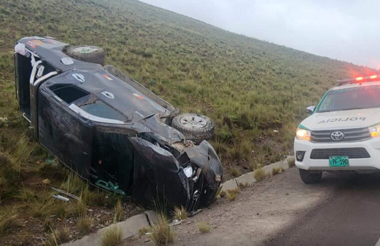 Familia sufre volcadura de vehículo en Caylloma