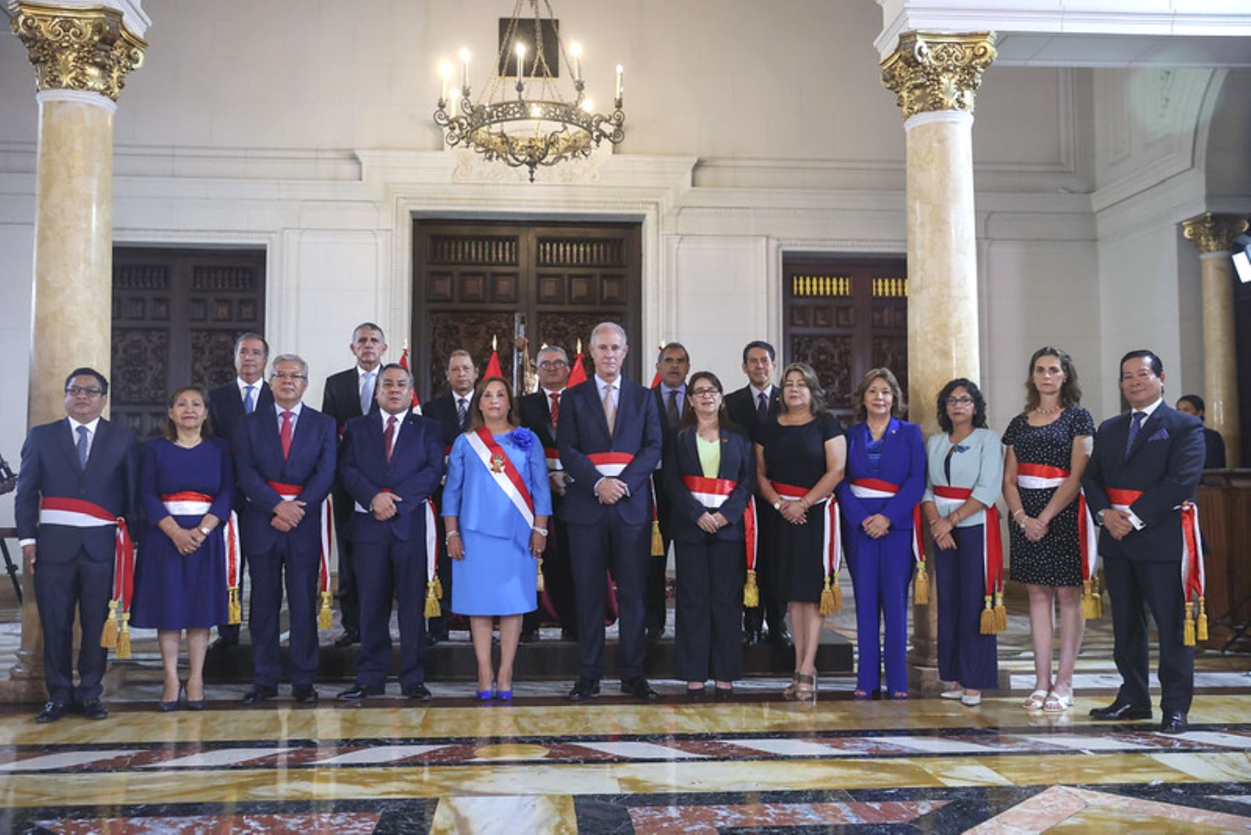 Bancadas negocian voto de confianza al gabinete Adrianzén