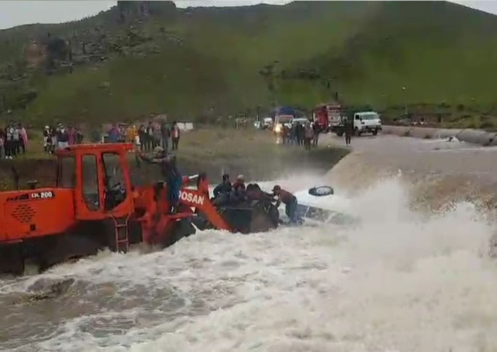 Maestros salvan de morir luego que camioneta fue arrastrada por río