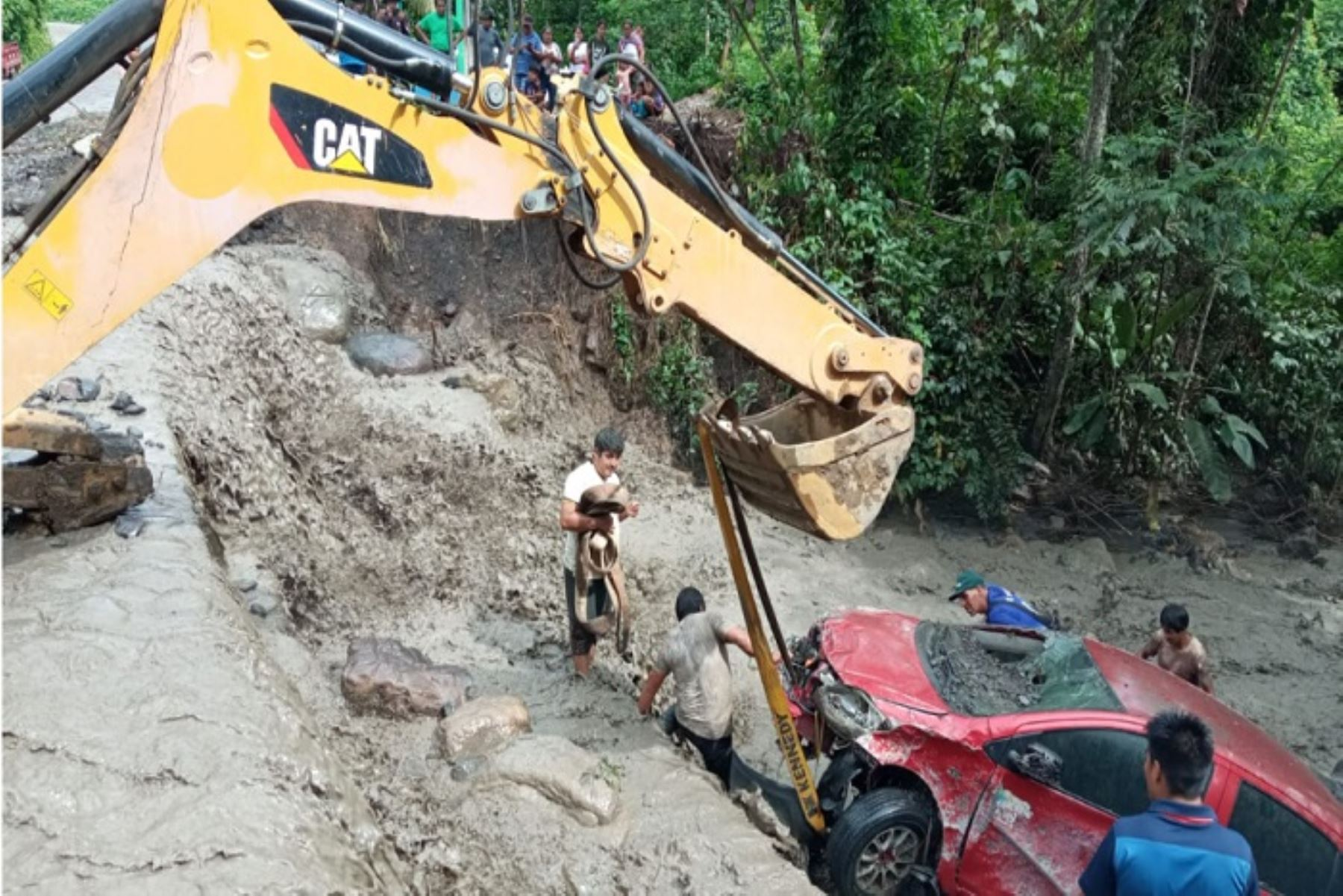 Vraem: huaico arrastra auto con cinco pasajeros a bordo y se salvan