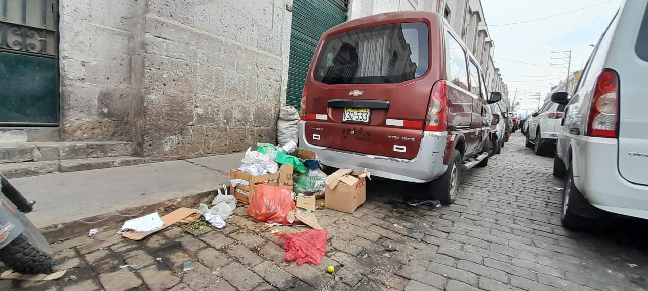 Multarán a comerciantes de San Camilo que dejen basura en la calle