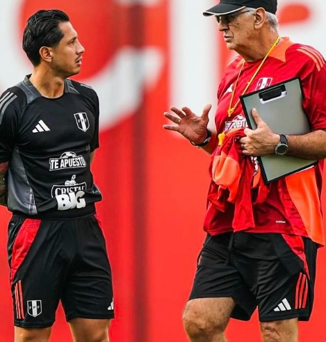 Lapadula y Guerrero en el ataque de la selección peruana