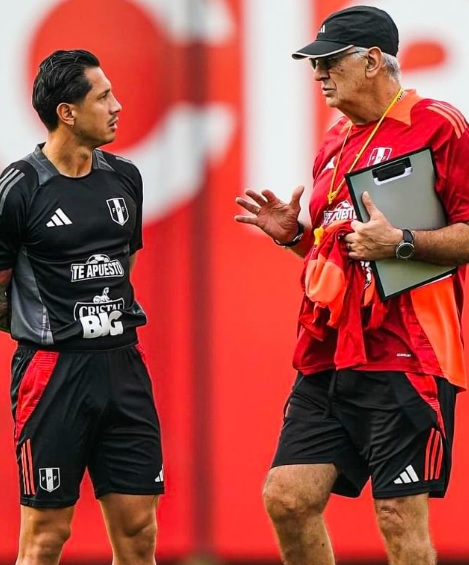 Lapadula y Guerrero en el ataque de la selección peruana