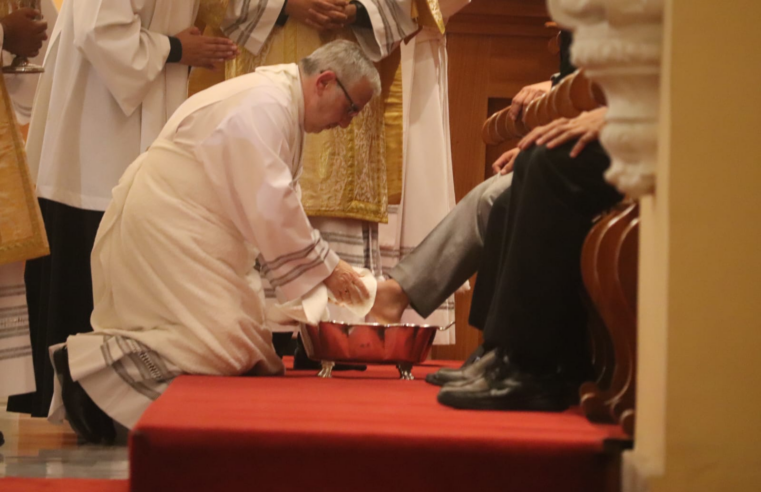 Arzobispo lavó los pies en conemoración a Jesús en la Basílica Catedral