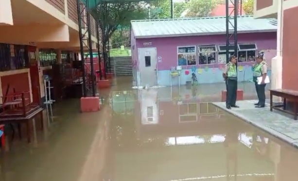 Colegio en Hunter se inunda con aguas servidas por colapso de redes