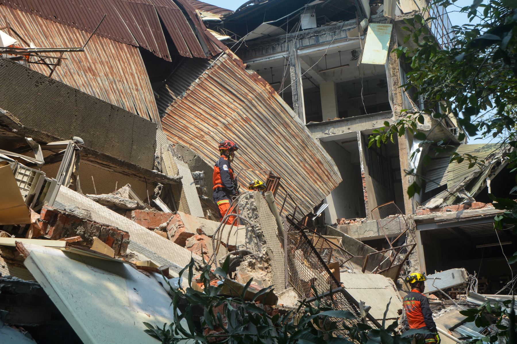 Esfuerzos en encontrar a 16 desaparecidos tras terremoto