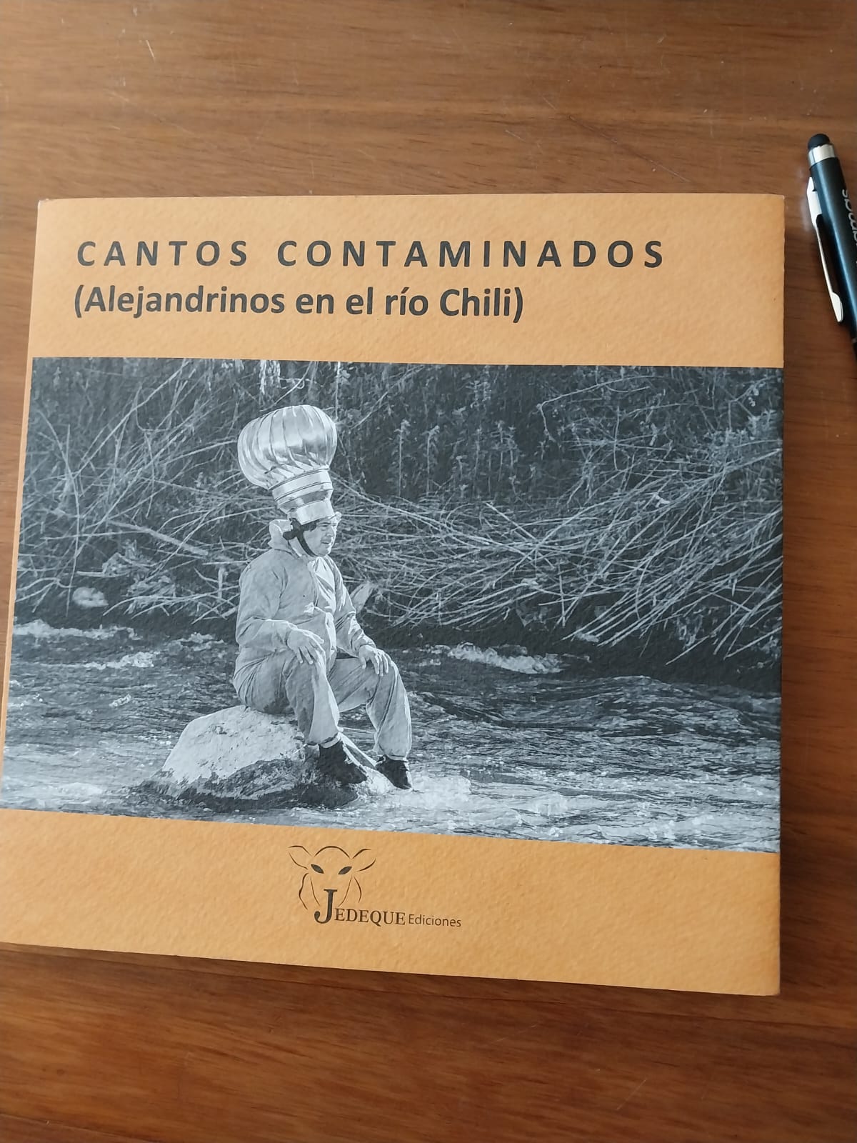 LIBROS: “Cantos contaminados”