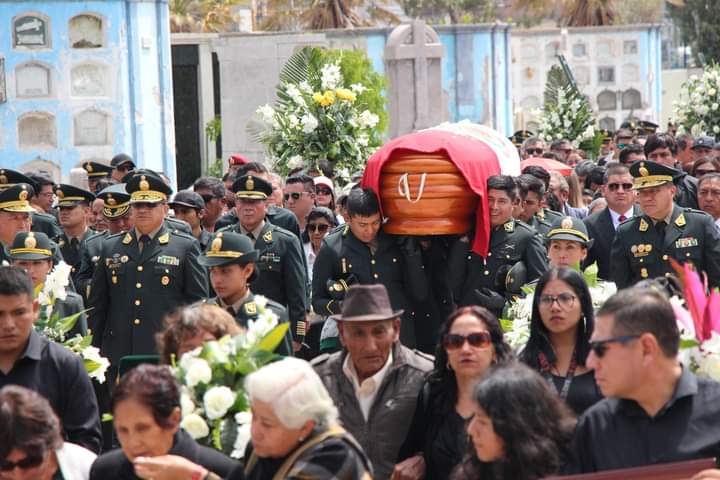 Dan último adiós a policía arequipeño que fue asesinado en La Rinconada